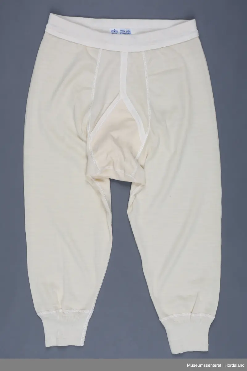 Knekort Krone ullunderbukse med Y-front, strikk i livet og ribbestrikka avslutning på beina. Merkelapp i papp med Woolmark-merket er festa til plagget: Superwash maskinvaskbar ny ull.