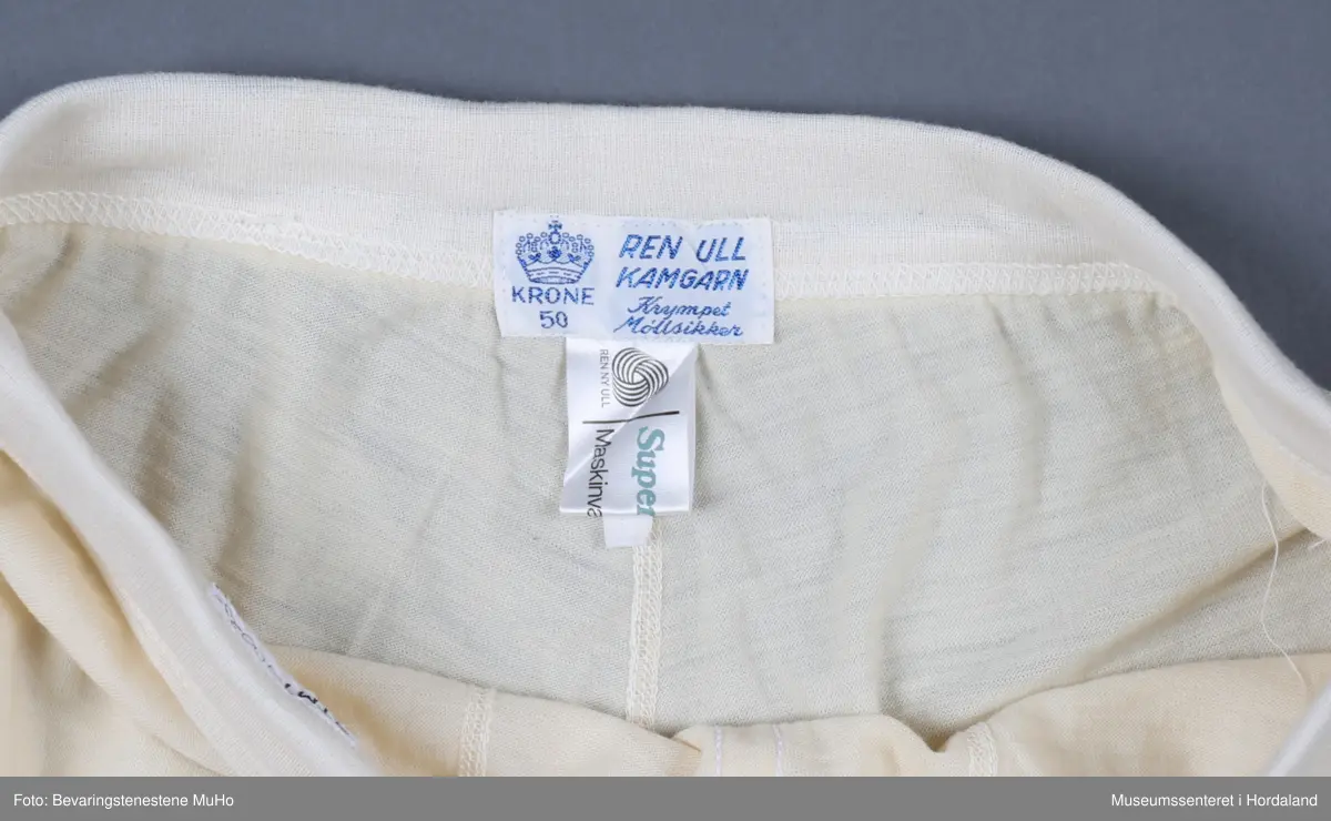 Knekort Krone ullunderbukse med Y-front, strikk i livet og ribbestrikka avslutning på beina. Merkelapp i papp med Woolmark-merket er festa til plagget: Superwash maskinvaskbar ny ull.