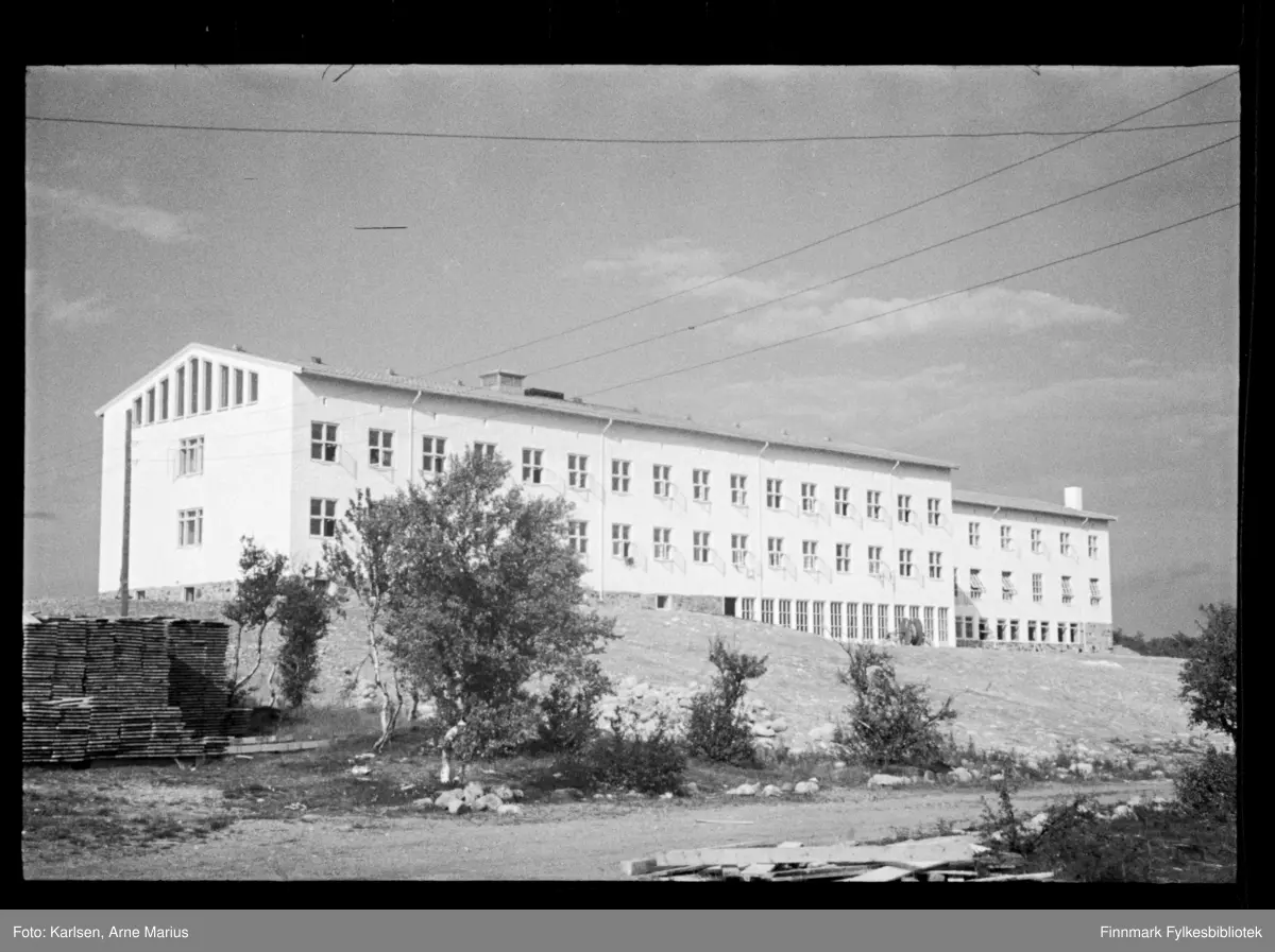 Dette er ny kaserne på GSV (Garnisonen i Sør-Varanger) på Høybuktmoen. Kasernen sto klar til innflytting i juli 1951.