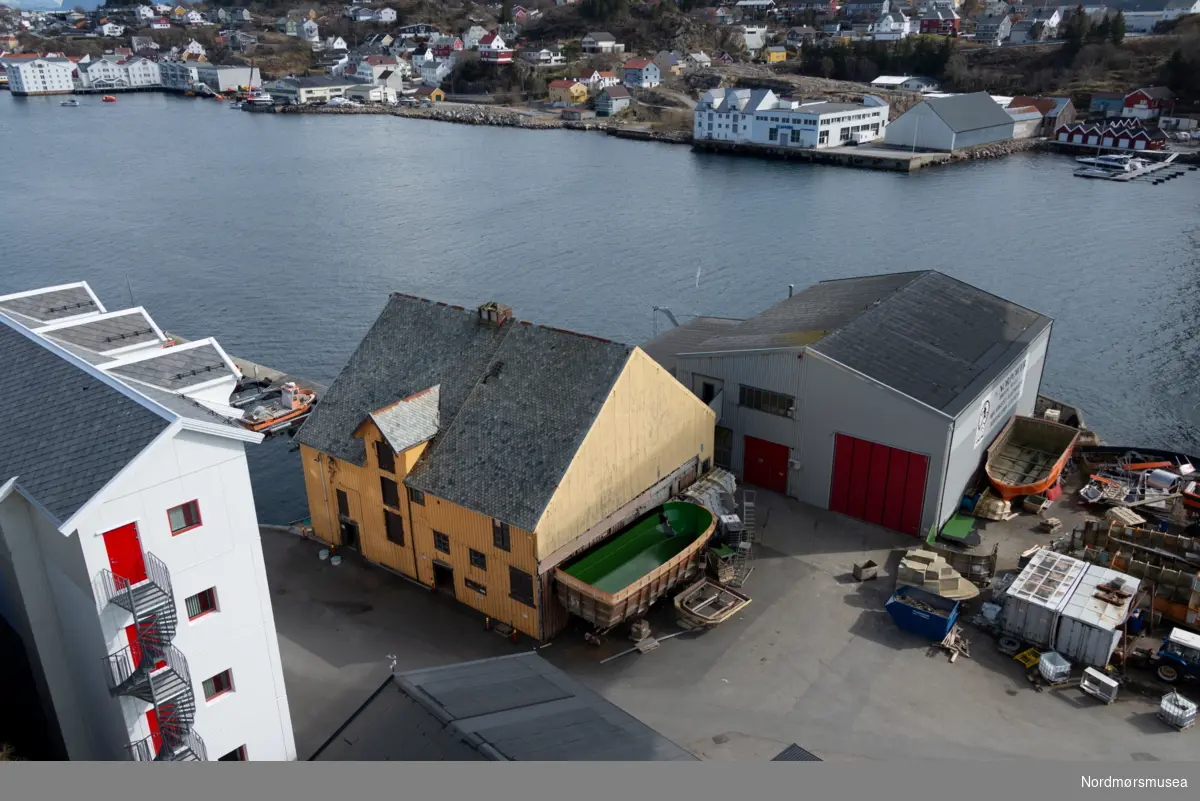 Volckmarbrygga. SEFRAK NR. 1503-01-36. Sørholmveien 15 på Kirklandet i Kristiansund. Lengde: 20,2 meter og Bredde: 18,6 meter. Oppført før 1885 i 3 etasjer + 2 loftsetasjer. Byggherre var Nicolay Volckmar som også eide bryggen i en lengre periode. Opprinnelig brukt som klippfiskbrygge. I nyere tid brukt til lager, motorverksted og snekkerverksted. Fundamentet til brygga var pilarer av naturstein på tømra kar. Konstruksjon og kledning var i laftet plank, trepanel, eternitt og bølgeblikk. Taktekking i hogd skifer. Fotografert 12. april 2016. Bryggen ble like etter revet.