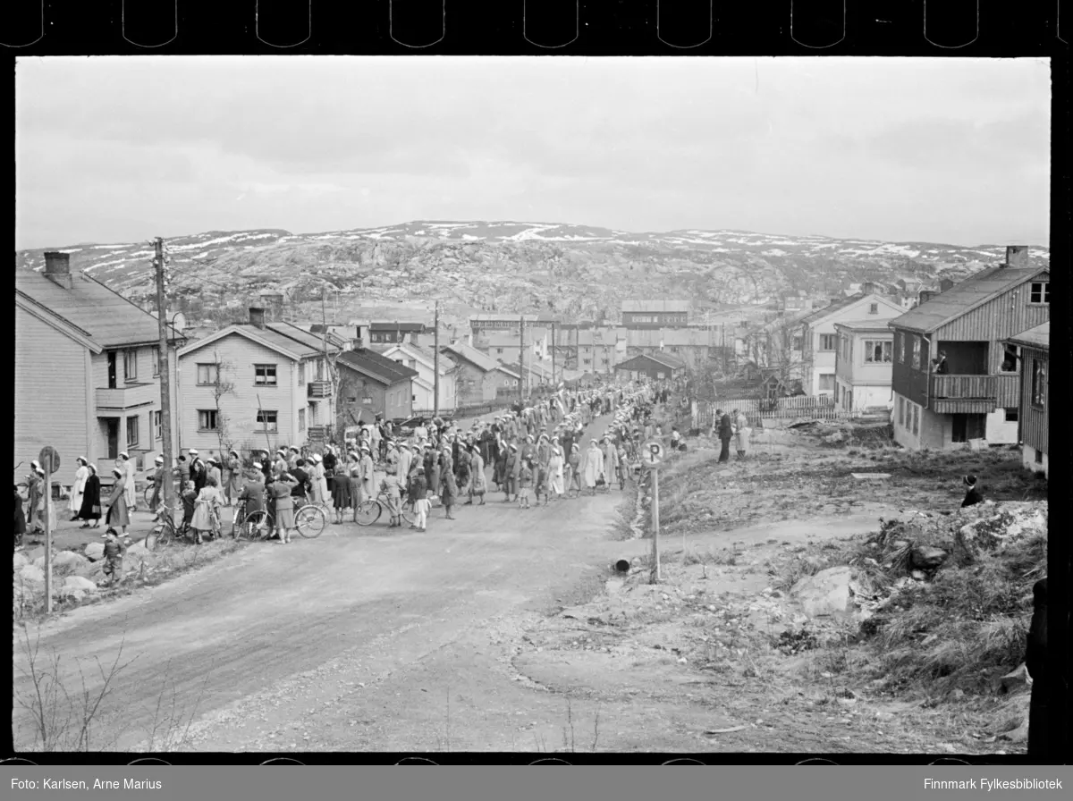 Trolig sangstevne i Kirkenes pinsen 1947 (25 -26 mai)

Det finnes et notat tilhrørende hele samlingen der et sangstevne nevnes. Antagelig motivet i foto

Notat: Bybilder og mottagelse av sangere fra hele Finnmark pinsen 1947, de kom med hurtigruten fra Båtsfjord, Vardø, Vadsø og Honningsvåg. 