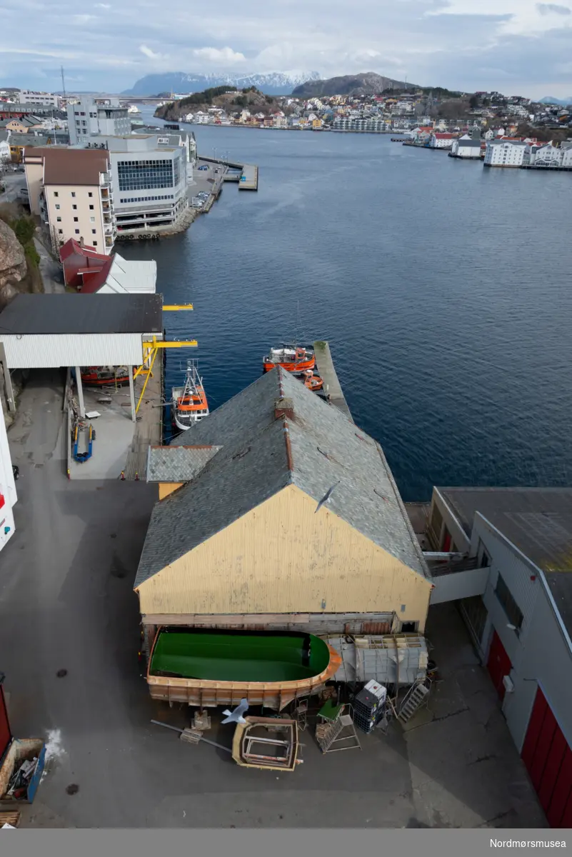 Volckmarbrygga. SEFRAK NR. 1503-01-36. Sørholmveien 15 på Kirklandet i Kristiansund. Lengde: 20,2 meter og Bredde: 18,6 meter. Oppført før 1885 i 3 etasjer + 2 loftsetasjer. Byggherre var Nicolay Volckmar som også eide bryggen i en lengre periode. Opprinnelig brukt som klippfiskbrygge. I nyere tid brukt til lager, motorverksted og snekkerverksted. Fundamentet til brygga var pilarer av naturstein på tømra kar. Konstruksjon og kledning var i laftet plank, trepanel, eternitt og bølgeblikk. Taktekking i hogd skifer. Fotografert 12. april 2016. Bryggen ble like etter revet.