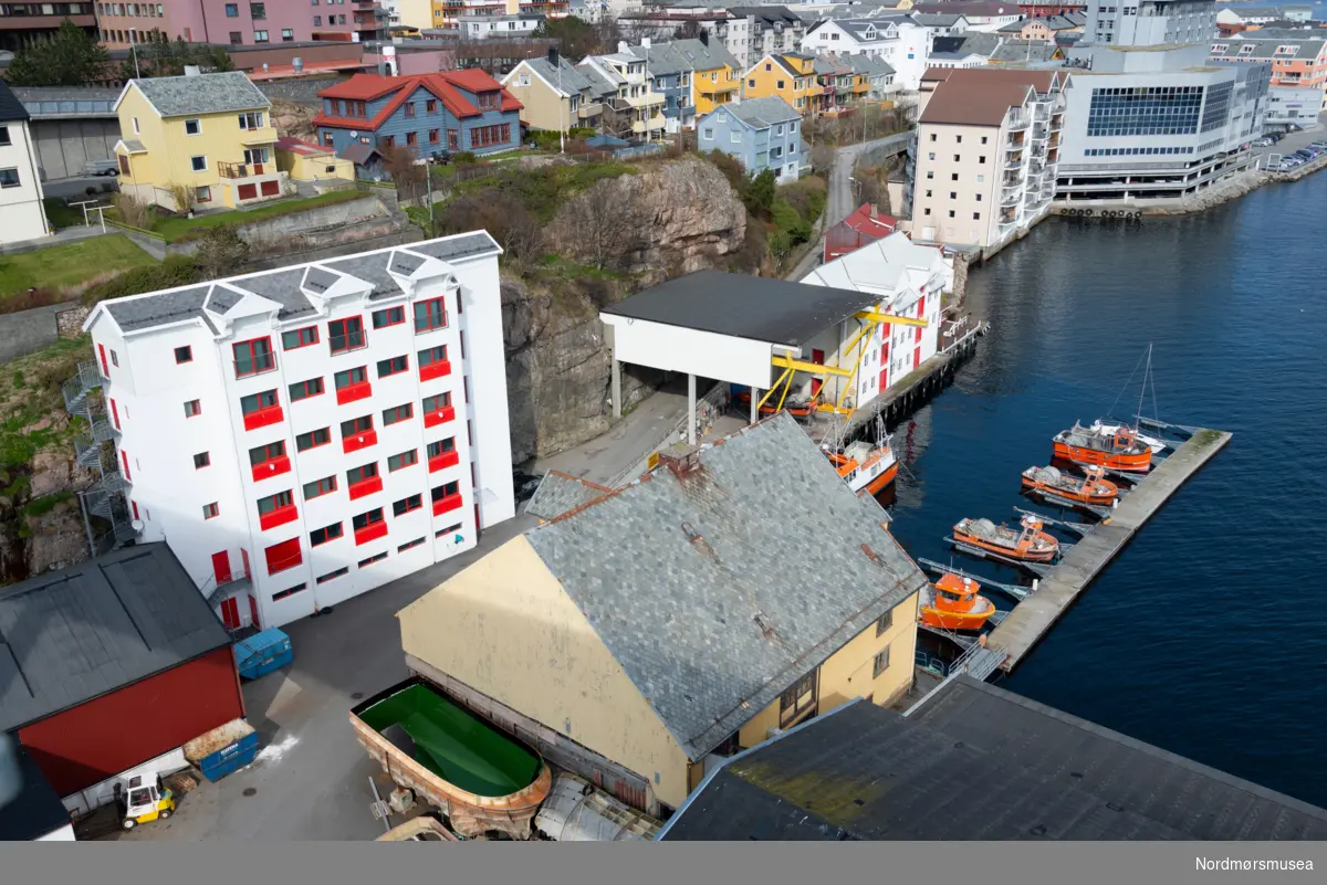 Volckmarbrygga. SEFRAK NR. 1503-01-36. Sørholmveien 15 på Kirklandet i Kristiansund. Lengde: 20,2 meter og Bredde: 18,6 meter. Oppført før 1885 i 3 etasjer + 2 loftsetasjer. Byggherre var Nicolay Volckmar som også eide bryggen i en lengre periode. Opprinnelig brukt som klippfiskbrygge. I nyere tid brukt til lager, motorverksted og snekkerverksted. Fundamentet til brygga var pilarer av naturstein på tømra kar. Konstruksjon og kledning var i laftet plank, trepanel, eternitt og bølgeblikk. Taktekking i hogd skifer. Fotografert 12. april 2016. Bryggen ble like etter revet.