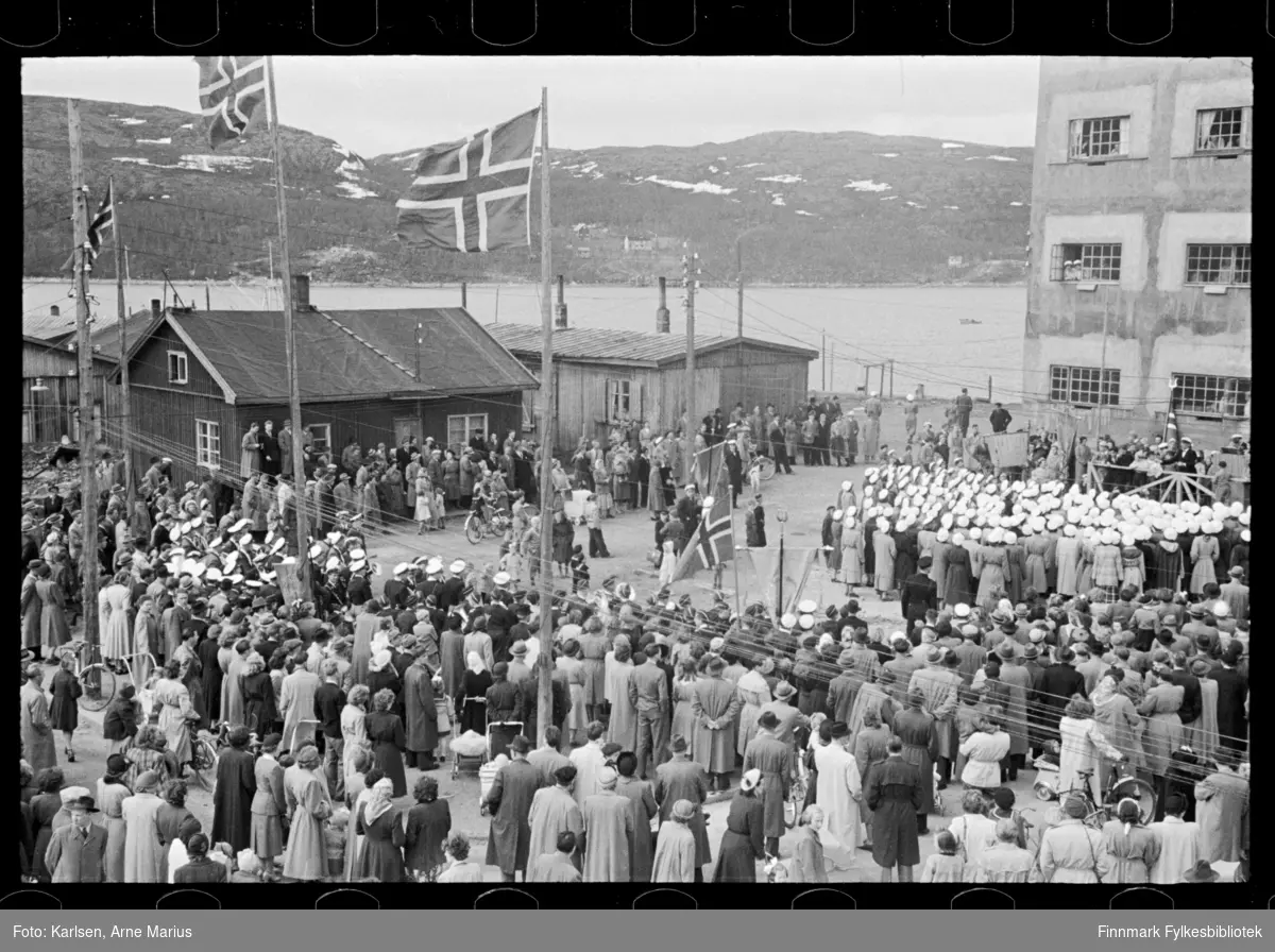 Trolig sangstevne i Kirkenes pinsen 1947 (25 -26 mai)

Det finnes et notat tilhrørende hele samlingen der et sangstevne nevnes. Antagelig motivet i foto

Notat: Bybilder og mottagelse av sangere fra hele Finnmark pinsen 1947, de kom med hurtigruten fra Båtsfjord, Vardø, Vadsø og Honningsvåg. 