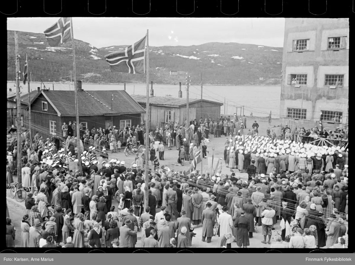 Trolig sangstevne i Kirkenes pinsen 1947 (25 -26 mai)

Det finnes et notat tilhrørende hele samlingen der et sangstevne nevnes. Antagelig motivet i foto

Notat: Bybilder og mottagelse av sangere fra hele Finnmark pinsen 1947, de kom med hurtigruten fra Båtsfjord, Vardø, Vadsø og Honningsvåg. 