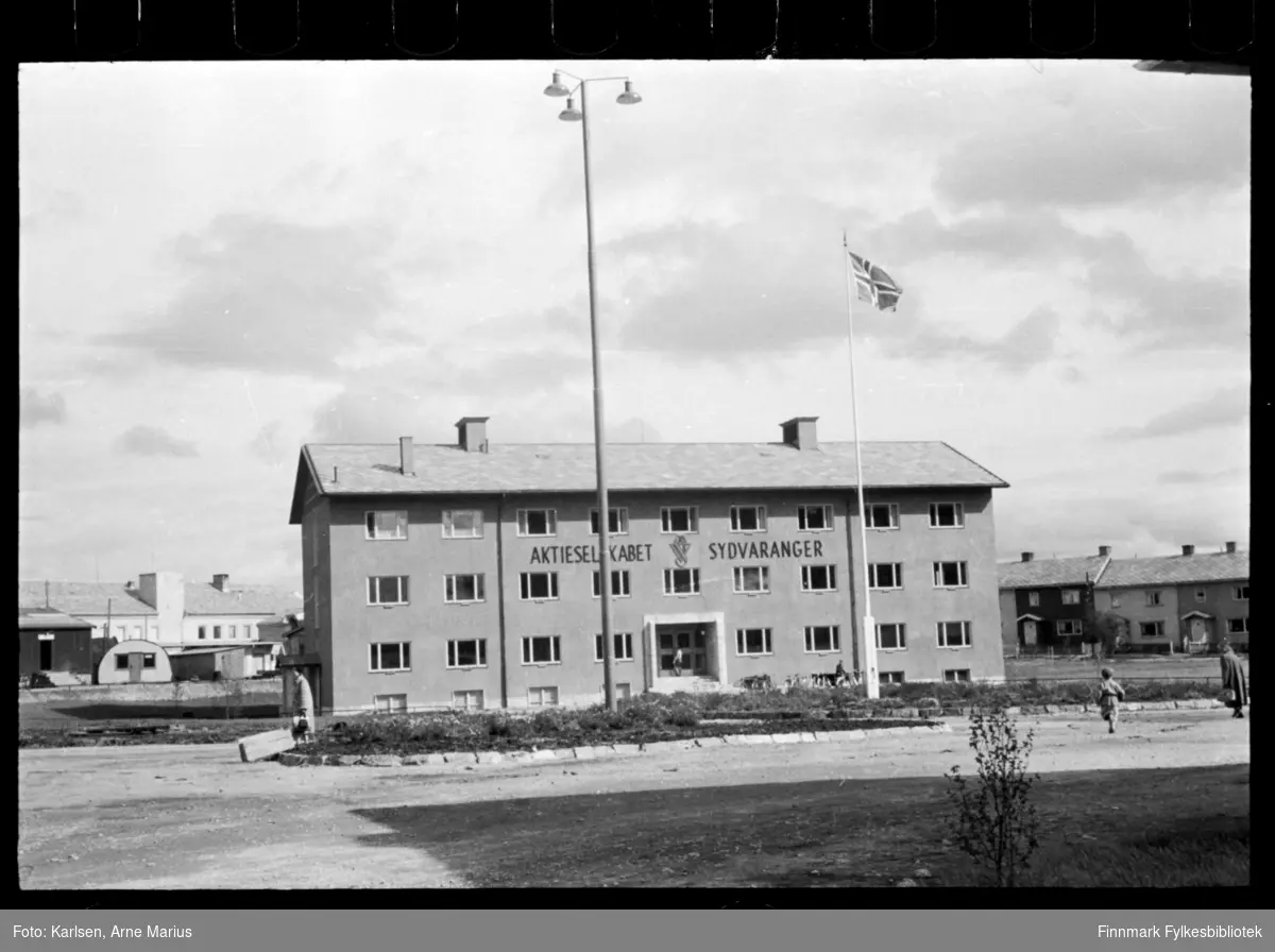 Kirkenes under gjenoppbyggingen. A/S Sydvarangers administrasjonsbygg

På bygget står det "Aktieselskab Sydvaranger"