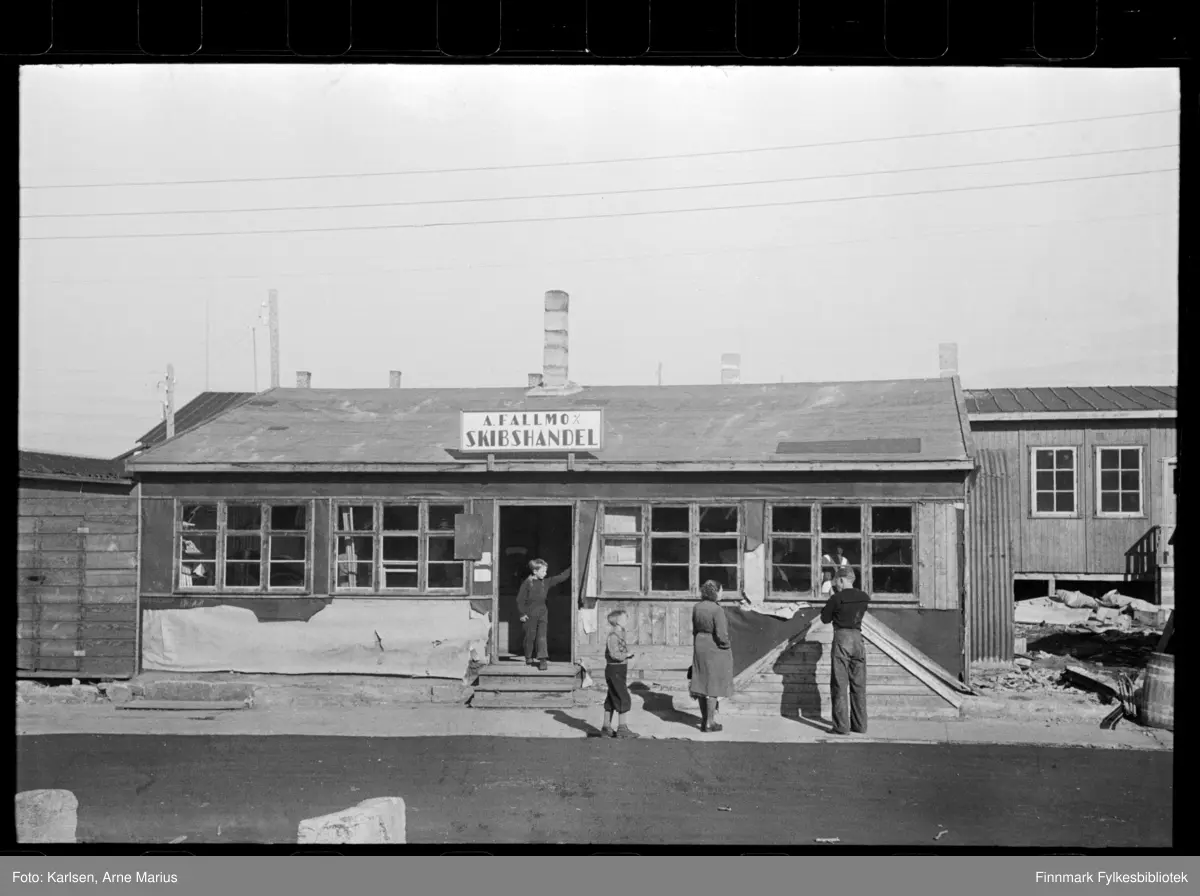 Foto av A. Fallmo Skibshandel etter krigen som lå på dr. Wesselsgate i Kirkenes

Foto trolig tatt på slutten av 1940-tallet, eller tidlig 1950-tallet