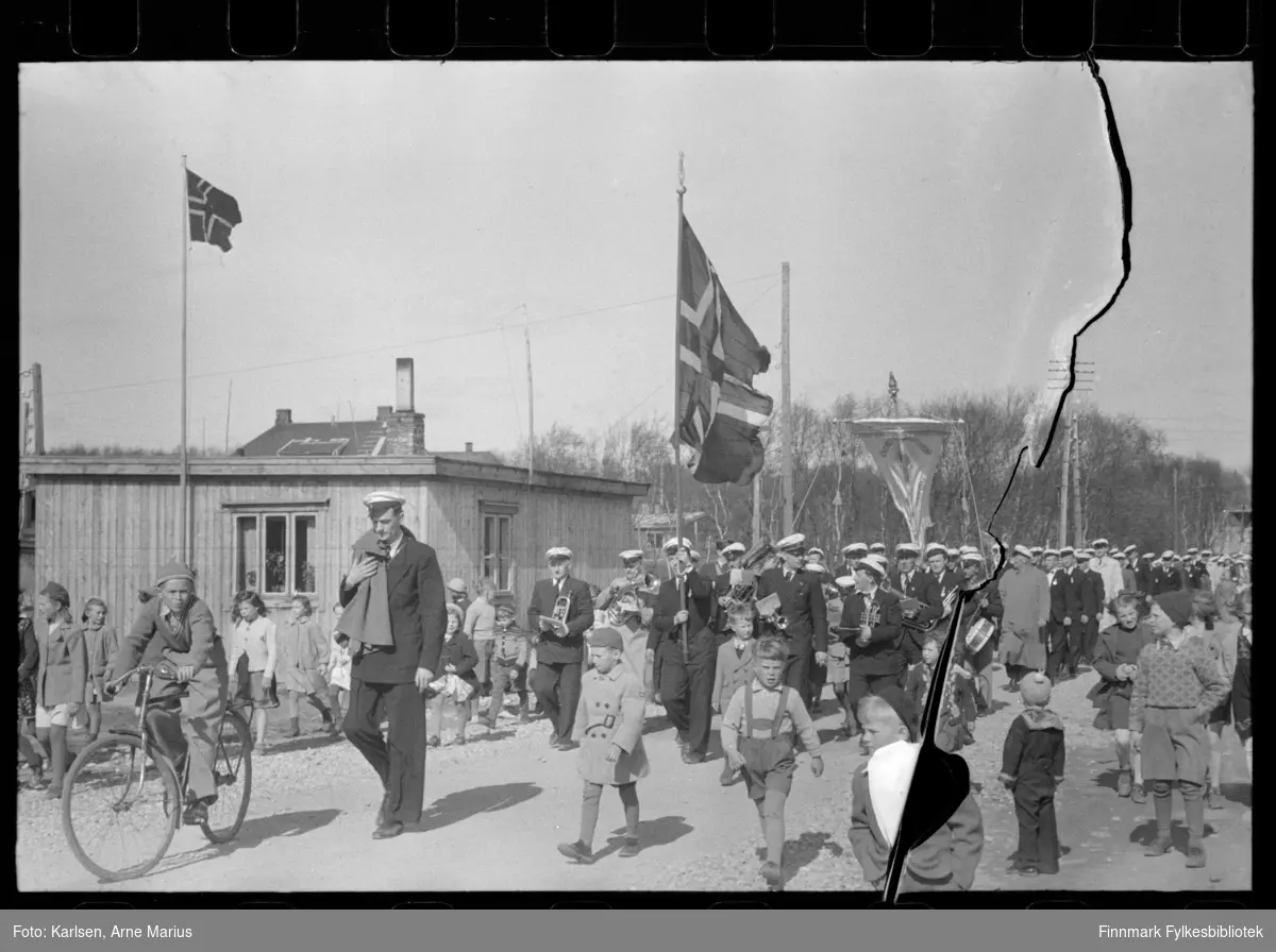 Kong Haakon VII ved Betongskolen i Kirkenes 