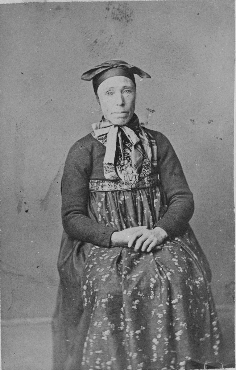 Marte H. Bye i "fjellkler". Atelierfoto, omkring 1890.