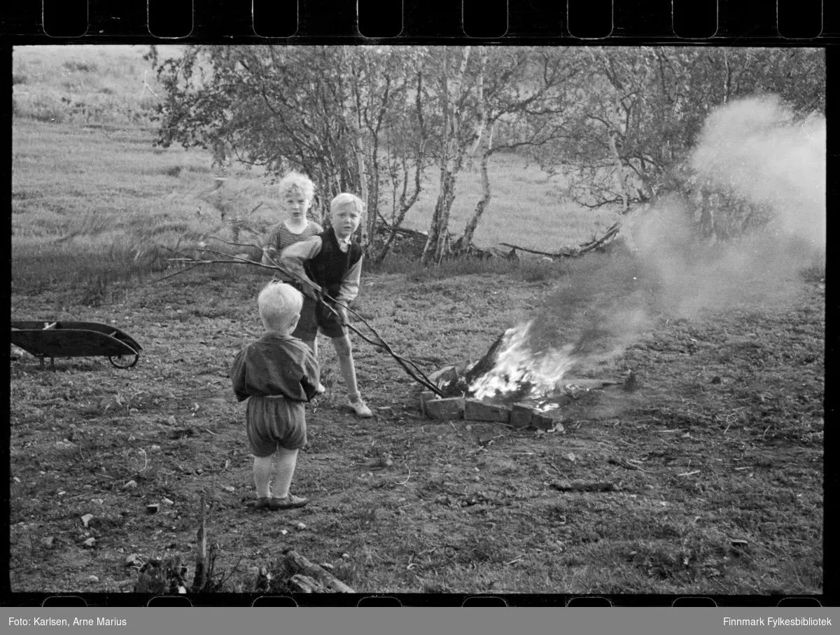 Barn leker med ild

Foto antagelig tatt på slutten av 1940-tallet, tidlig 1950-tallet i Kirkenes