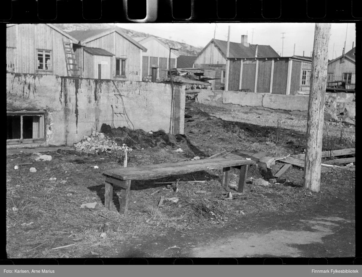 Foto av gateparti i Kirkenes, antagelig tatt på slutten av 1940-tallet eller tidlig 1950-tallet

I bakgrunnen kan man se diverse bygg og grunnmurer