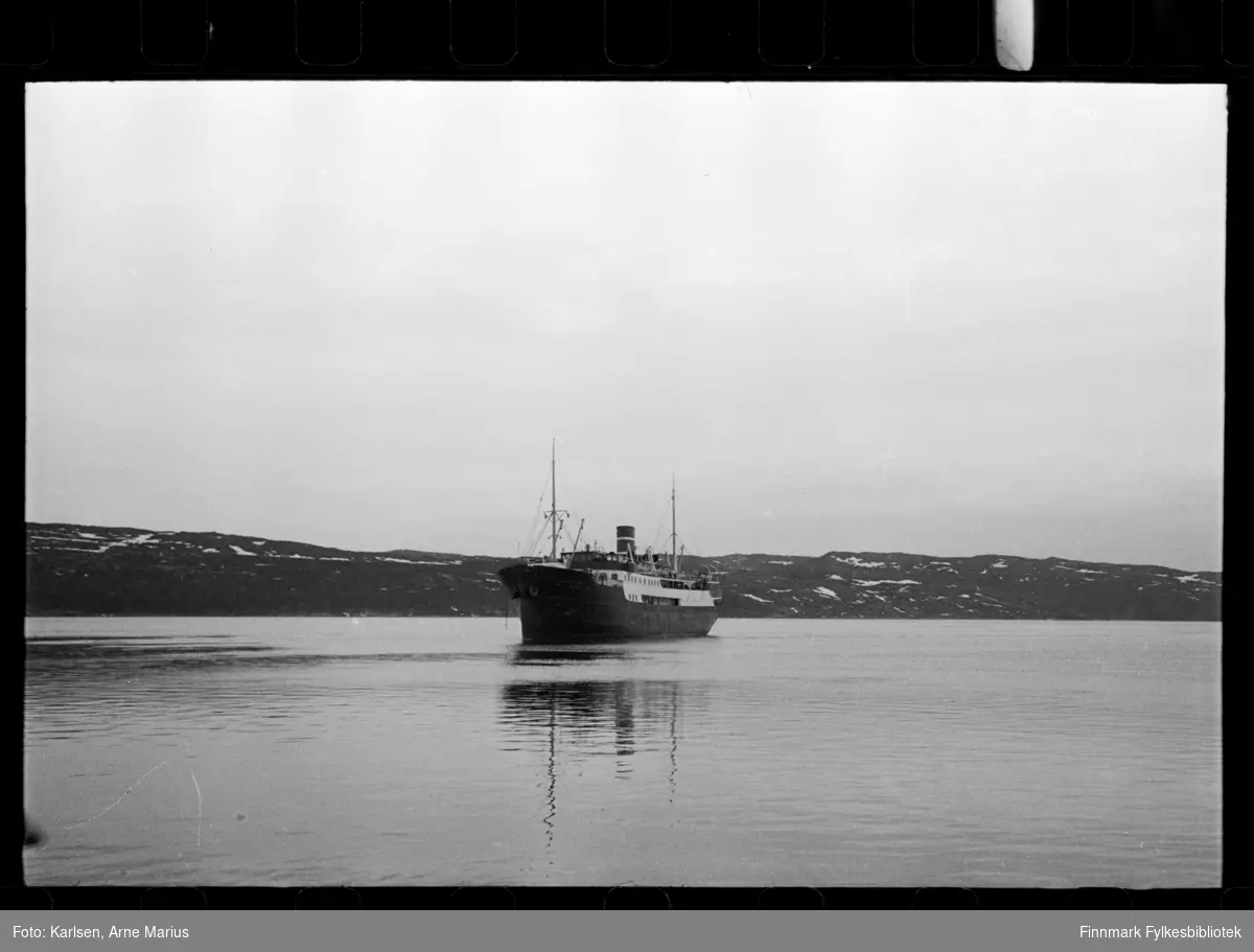 Foto av hurtigrute som ankommer Kirkenes. Muligens hurtigruten "Ragnvald-Jarl" (se andre foto i serien som referanse)

I pinsen (25-26.mai) 1947 ble det avholdt sangerstevne i Kirkenes, der folk kom med huritgruten fra Båtsfjord, Vardø, Vadsø og Honningsvåg. Foto antagelig tatt i denne anledning