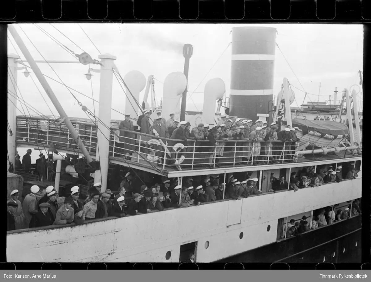 Foto av hurtigruten "Ragnvald-Jarl" som ankommer Kirkenes

I pinsen (25-26.mai) 1947 ble det avholdt sangerstevne i Kirkenes, der folk kom med huritgruten fra Båtsfjord, Vardø, Vadsø og Honningsvåg. Foto antagelig tatt i denne anledning