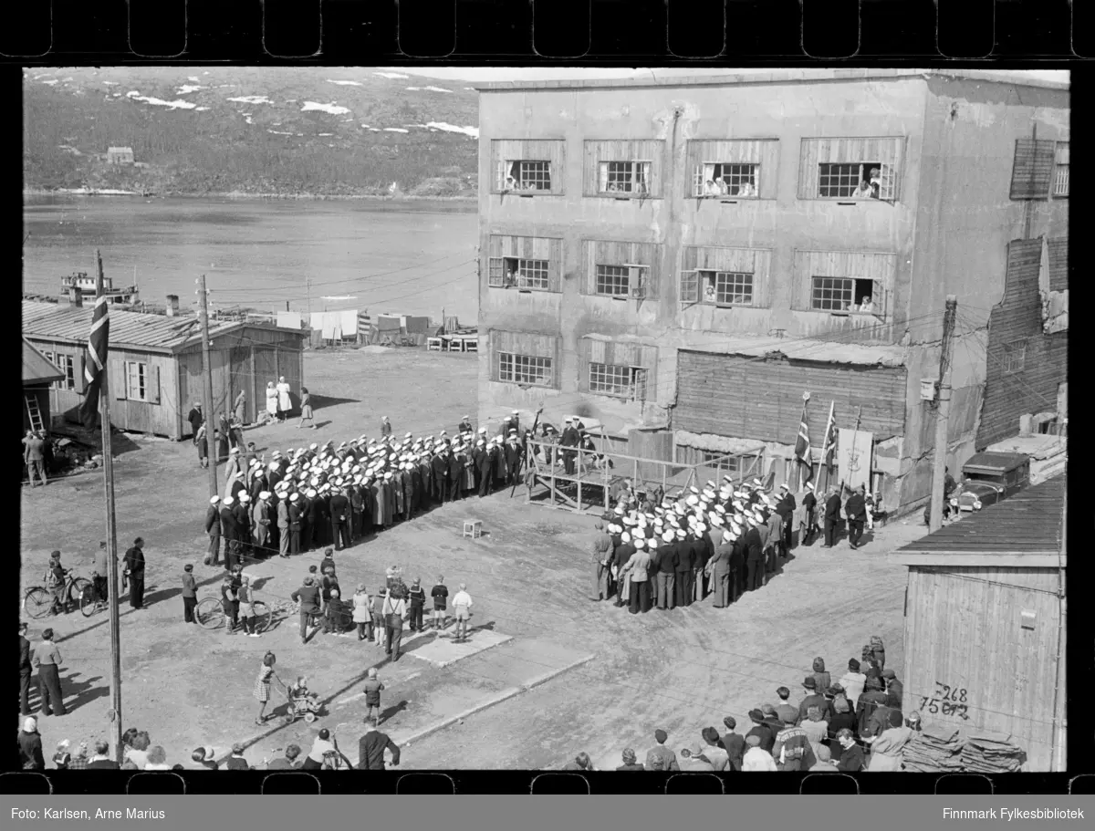 I pinsen (25-26.mai) 1947 ble det avholdt sangerstevne i Kirkenes, der folk kom med huritgruten fra Båtsfjord, Vardø, Vadsø og Honningsvåg. Foto antagelig tatt i denne anledning


En mann holder tale foran betongskolen/sykehuset