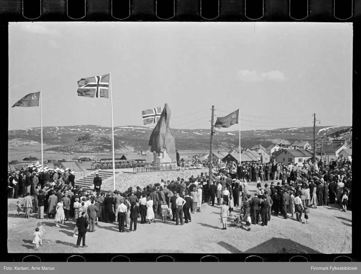 Avduking av Frigjøringsmonumentet (Russemonumentet) i Kirkenes den 8. juni 1952

Til avdukninga kom blant andre fiskeriminister Peder Holt og representanter fra sovjets ambassade. Flere tilskuere har samlet seg rundt monumentet for anledningen 