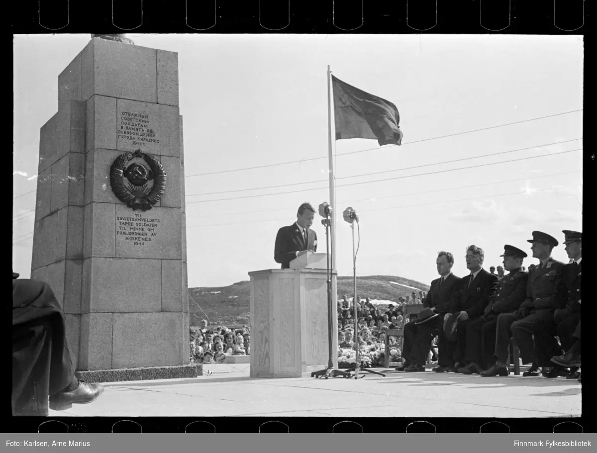 Avduking av Frigjøringsmonumentet (Russemonumentet) i Kirkenes den 8. juni 1952

Til avdukninga ved Haganeshaugen kom blant andre fiskeriminister Peder Holt og representanter fra sovjets ambassade. Peder Holt sitter som nr. 2 fra venstre. Antagelig den russiske diplomaten F. A. Michailov i talerstolen 