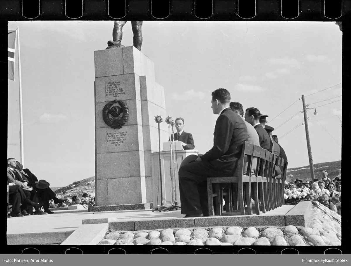 Avduking av Frigjøringsmonumentet (Russemonumentet) i Kirkenes den 8. juni 1952

Til avdukninga ved Haganeshaugen kom blant andre fiskeriminister Peder Holt og representanter fra sovjets ambassade. Ukjent mann i talerstolen