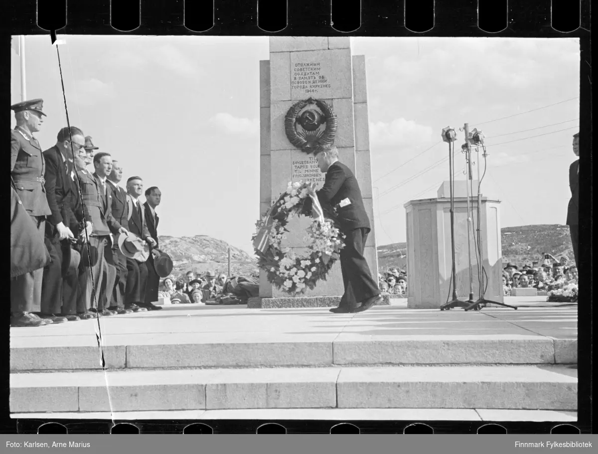 Avduking av Frigjøringsmonumentet (Russemonumentet) i Kirkenes den 8. juni 1952

Til avdukninga ved Haganeshaugen kom blant andre fiskeriminister Peder Holt og representanter fra sovjets ambassade. Antagelig Peder Holt som legger krans ved monumentet, usikker identifisering 