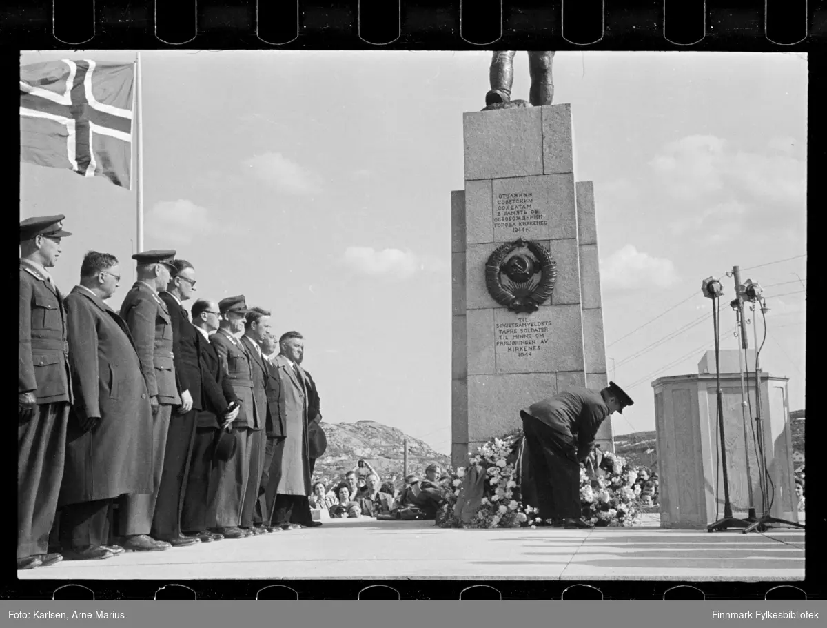 Avduking av Frigjøringsmonumentet (Russemonumentet) i Kirkenes den 8. juni 1952

Til avdukninga ved Haganeshaugen kom blant andre fiskeriminister Peder Holt og representanter fra sovjets ambassade. Antagelig representant av Russland som legger krans