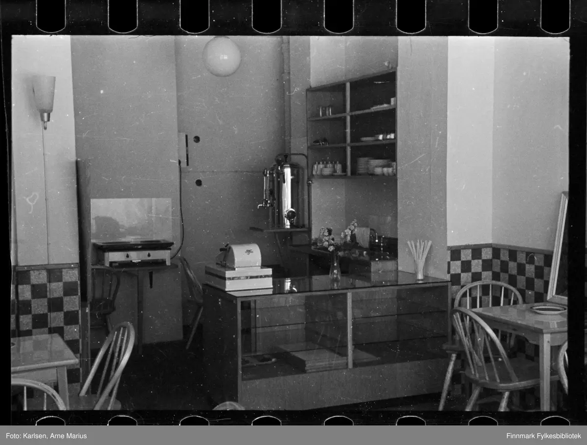 Foto av interiør av kafé i Kirkenes, ukjent sted 

Foto antagelig tatt på slutten av 1940-tallet, tidlig 1950-tallet 