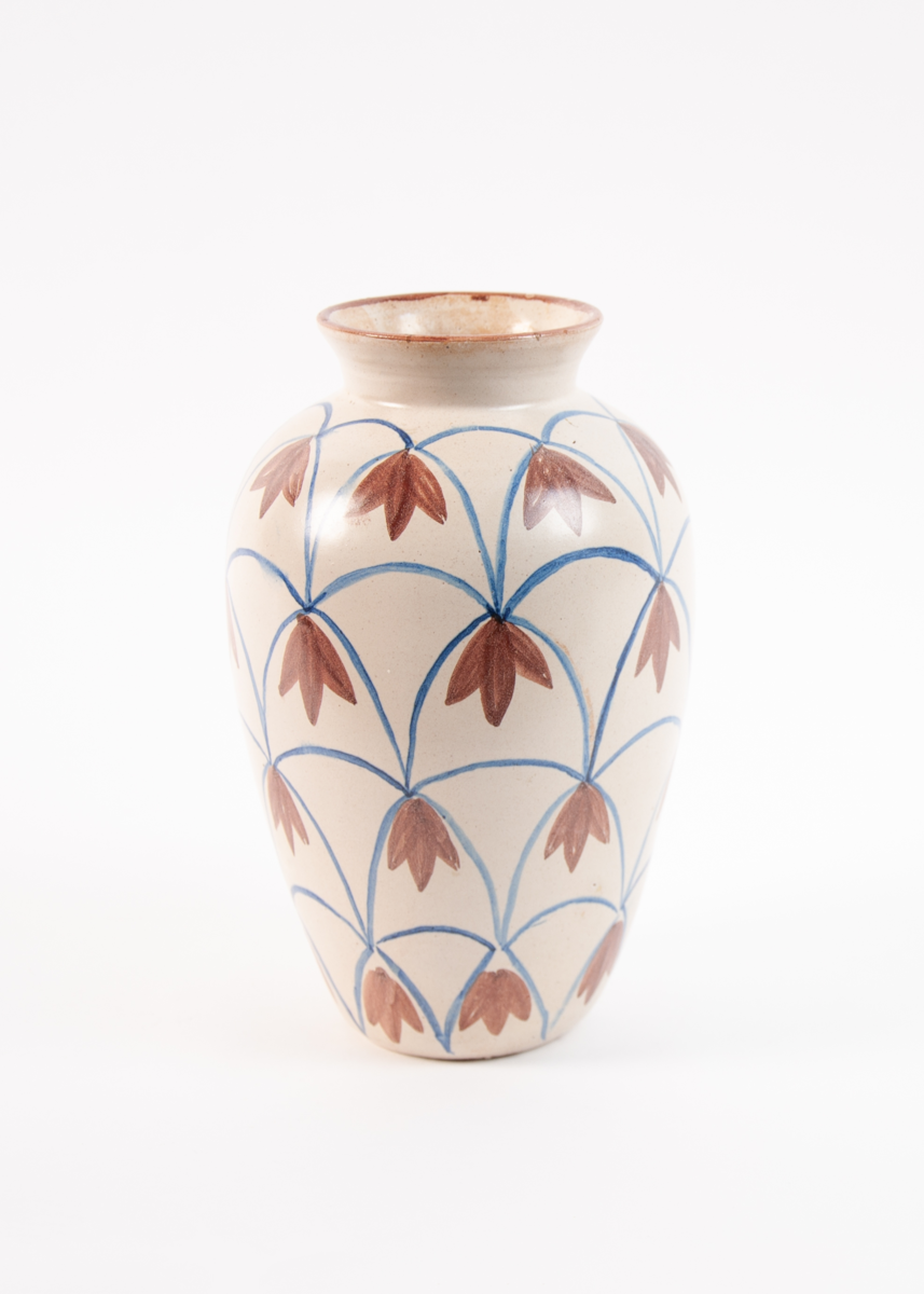 Urneformet vase. Beigehvit bunnglasur med blått buemønster med brune hengende blomster.