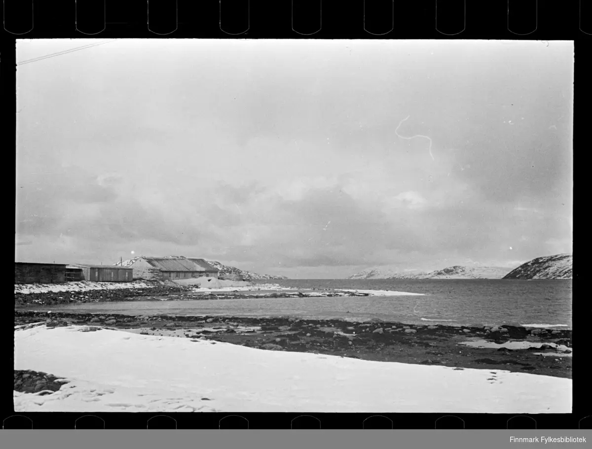 Ukjent landskap, antagelig i Sør-Varanger

Til venstre kan man se bygninger

Foto trolig tatt på slutten av 1940-tallet, tidlig 1950-tallet 