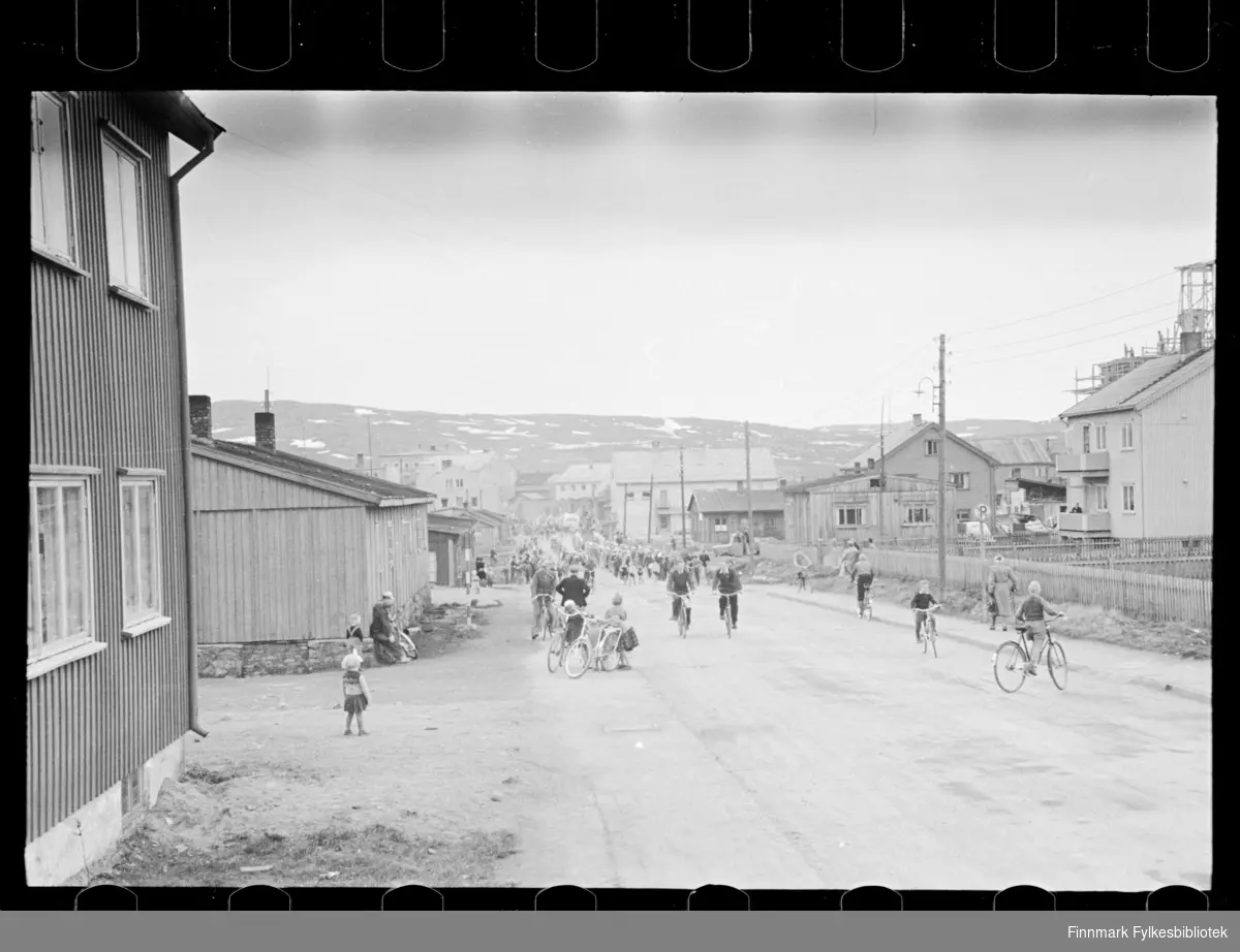 Trolig sangstevne i Kirkenes pinsen 1947 (25 -26 mai), deltakerne har samlet seg til opptog 

Sangere fra hele Finnmark samlet seg til stevne i Kirkenes, der i blant fra Båtsfjord, Vardø, Vadsø og Honningsvåg