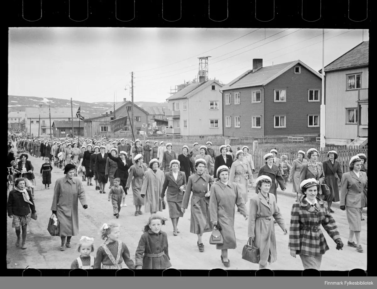 Trolig sangstevne i Kirkenes pinsen 1947 (25 -26 mai), deltakerne har samlet seg til opptog. Kirkenes damekor går framst i foto og bak de ser man det som antagelig er Berlevåg damekor (noe utydelig skrift på banneret)

Sangere fra hele Finnmark samlet seg til stevne i Kirkenes, der i blant fra Båtsfjord, Vardø, Vadsø og Honningsvåg