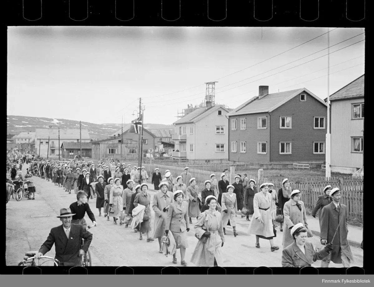 Trolig sangstevne i Kirkenes pinsen 1947 (25 -26 mai), deltakerne har samlet seg til opptog. Antagelig Berlevåg damekor framst i toget (banner synes på andre foto i bilderserien)

Sangere fra hele Finnmark samlet seg til stevne i Kirkenes, der i blant fra Båtsfjord, Vardø, Vadsø og Honningsvåg