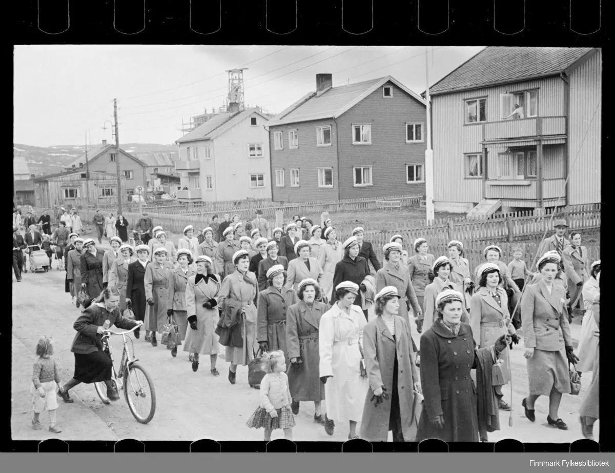 Trolig sangstevne i Kirkenes pinsen 1947 (25 -26 mai), deltakerne har samlet seg til opptog 

Sangere fra hele Finnmark samlet seg til stevne i Kirkenes, der i blant fra Båtsfjord, Vardø, Vadsø og Honningsvåg