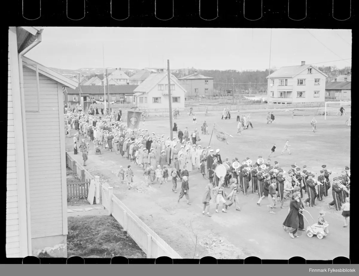 Trolig sangstevne i Kirkenes pinsen 1947 (25 -26 mai), deltakerne har samlet seg til opptog på fotballbane

Sangere fra hele Finnmark samlet seg til stevne i Kirkenes, der i blant fra Båtsfjord, Vardø, Vadsø og Honningsvåg