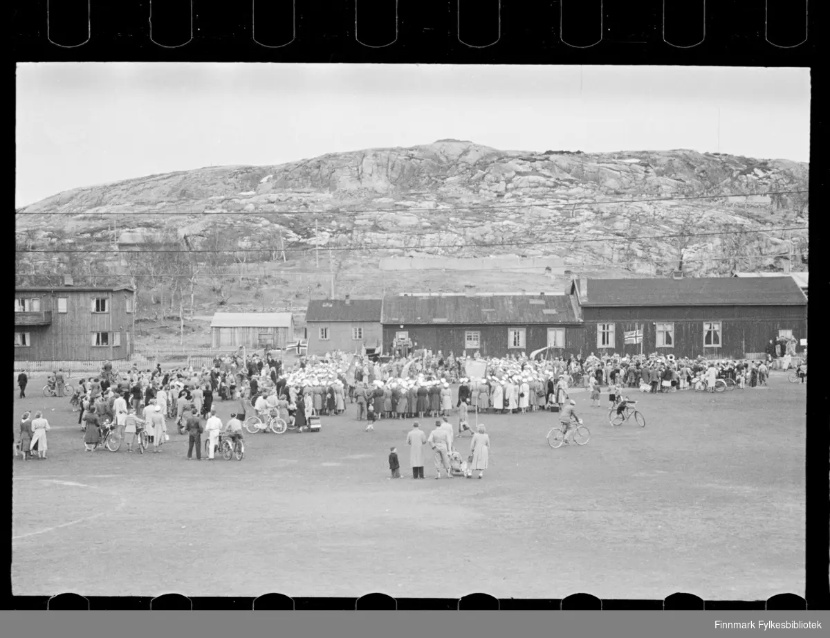 Trolig sangstevne i Kirkenes pinsen 1947 (25 -26 mai), deltakerne har samlet seg til opptog på fotballbane

Sangere fra hele Finnmark samlet seg til stevne i Kirkenes, der i blant fra Båtsfjord, Vardø, Vadsø og Honningsvåg