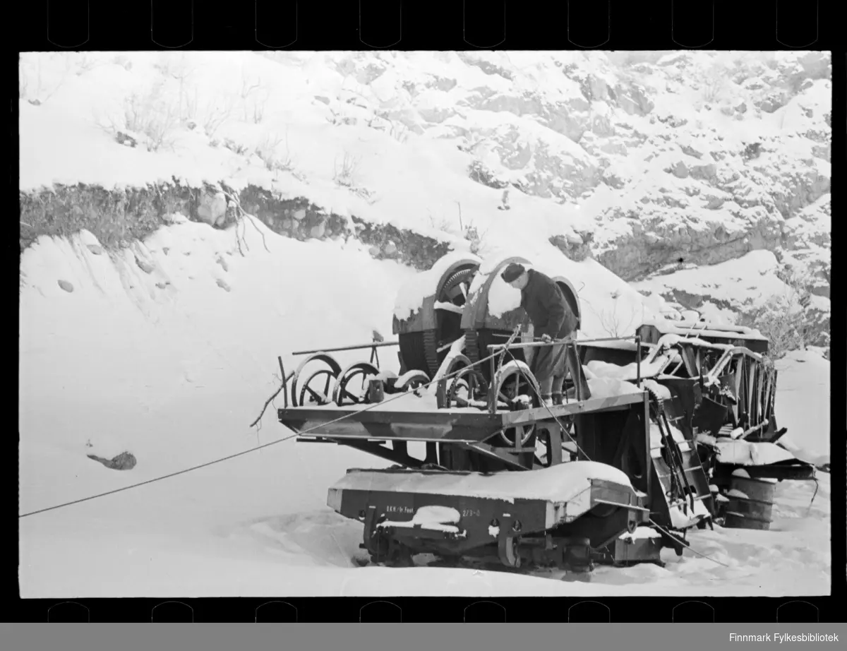 Foto av nedsnedd maskineri.  Muligens tatt i 1947 (se historikk)

Foto trolig tatt på slutten av 1940-tallet, eller tidlig 1950-tallet