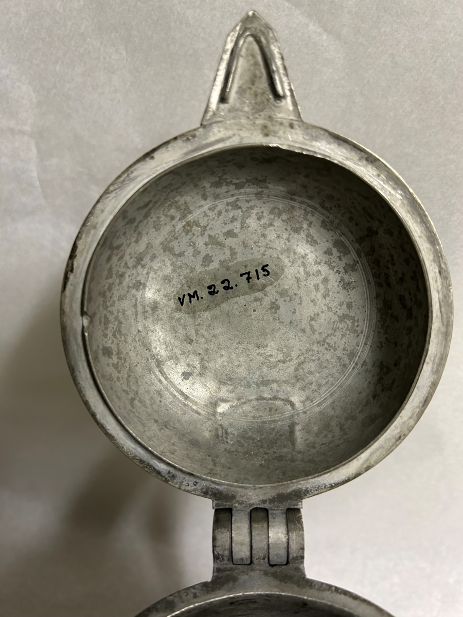 Stop av tenn, med mynt på locket. Krönt Oscar I.