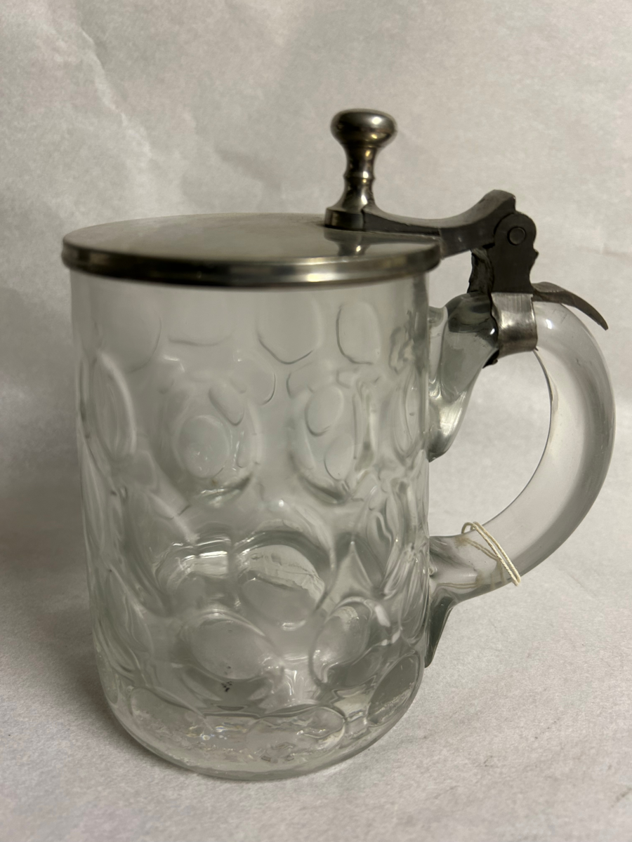 Sejdel av glas med lock av tenn. Pressat mönster i glaset.
