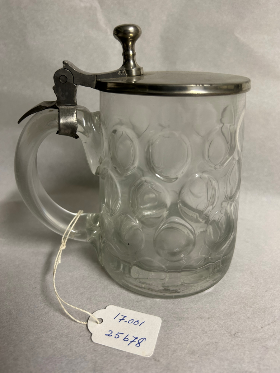 Sejdel av glas med lock av tenn. Pressat mönster i glaset.
