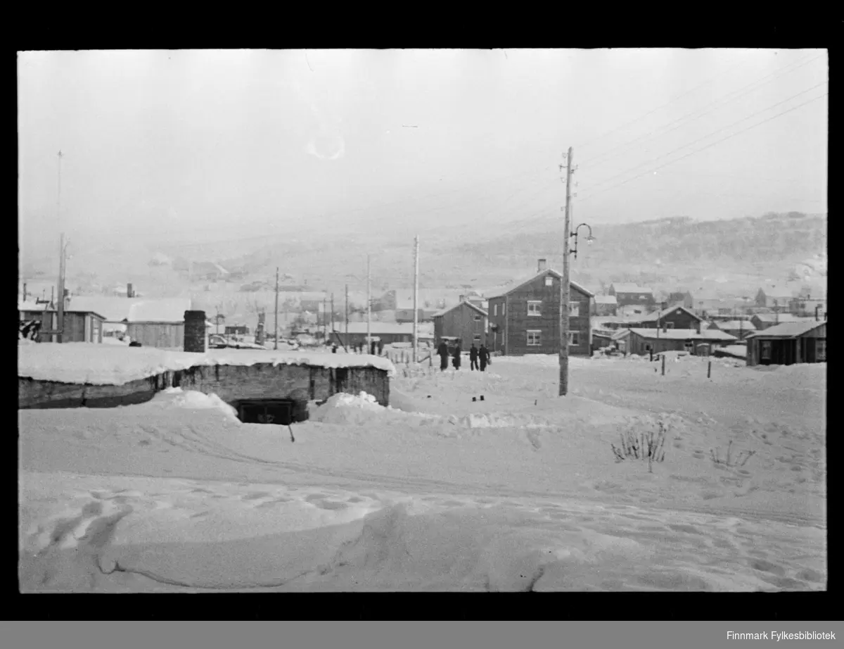 Oversiktsfoto av Kirkenes (antagelig).  Muligens tatt i 1947 (se historikk)

Foto trolig tatt på slutten av 1940-tallet, eller tidlig 1950-tallet