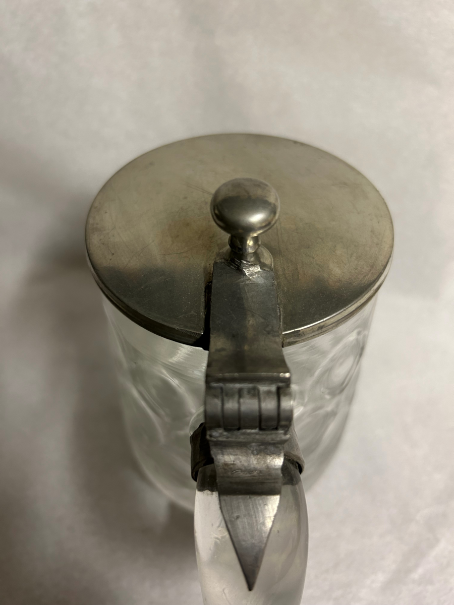 Sejdel av glas med lock av tenn. Pressat mönster i glaset.
