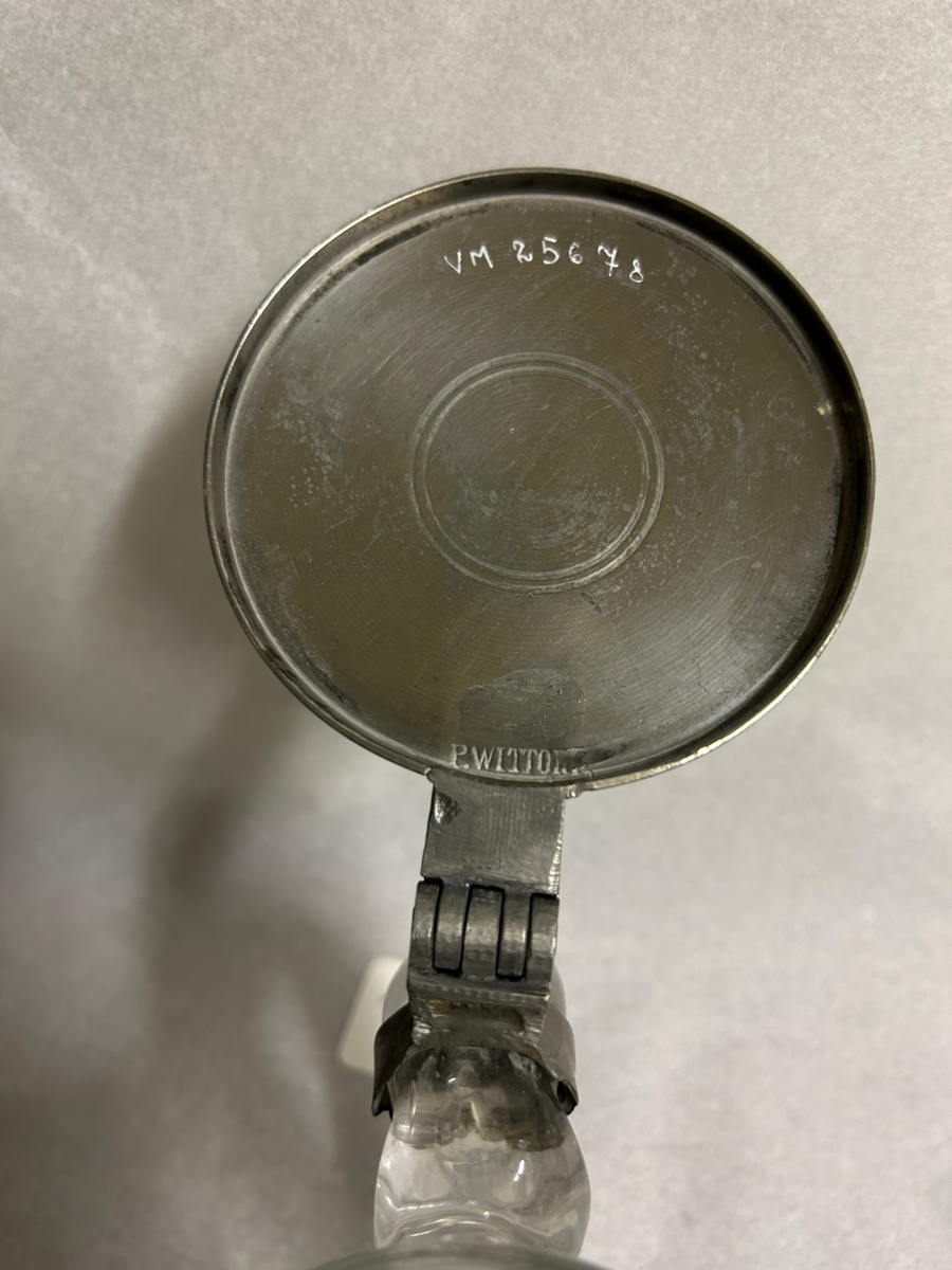 Sejdel av glas med lock av tenn. Pressat mönster i glaset.
