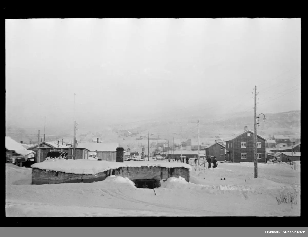 Oversiktsfoto av Kirkenes (antagelig).  Muligens tatt i 1947 (se historikk)

Foto trolig tatt på slutten av 1940-tallet, eller tidlig 1950-tallet