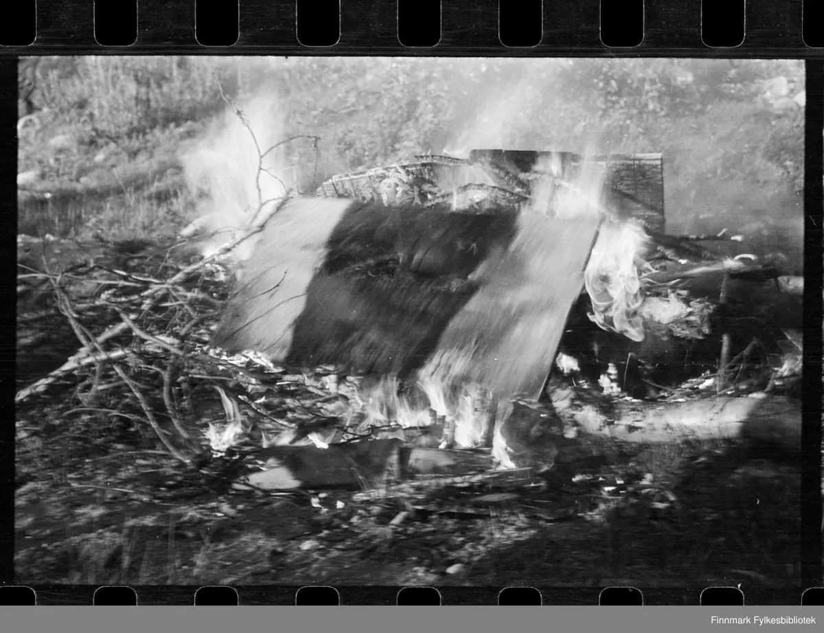 Foto av bål, antagelig i Kirkenes

Foto trolig tatt på slutten av 1940-tallet, eller tidlig 1950-tallet