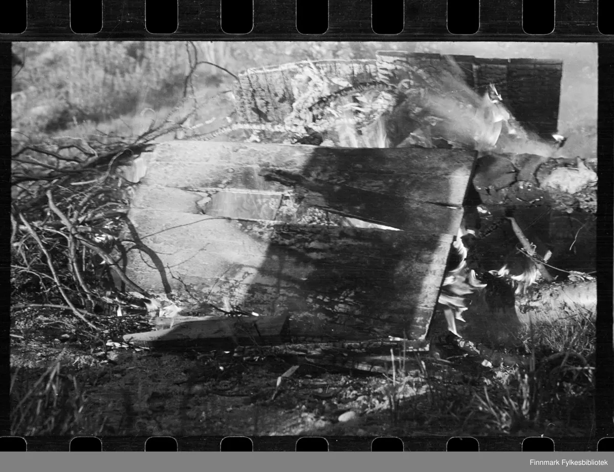 Foto av bål, antagelig i Kirkenes

Foto trolig tatt på slutten av 1940-tallet, eller tidlig 1950-tallet