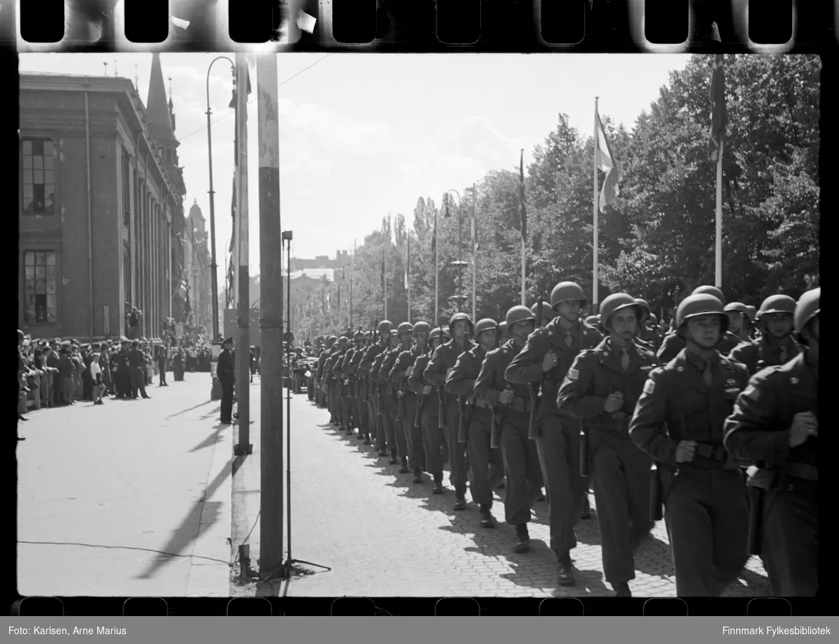 Amerikanske soldater deltar i parade i Oslo den 30.juni 1945 på de alliertes dag 