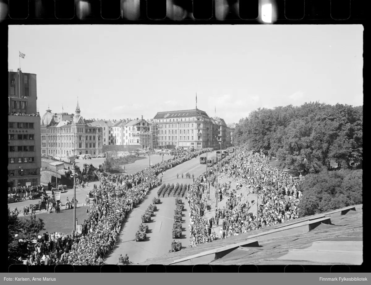 Oversiktsbilde av paraden i Oslo på de alliertes dag 30.juni 1945. Britiske og amerikanske styrker deltok i paraden. 

I foto kan man se amerikanske soldater og Jeeps av modellen Willys Jeep

I bakgrunnen kan man se et bygg med stilas, antagelig krigsskade 