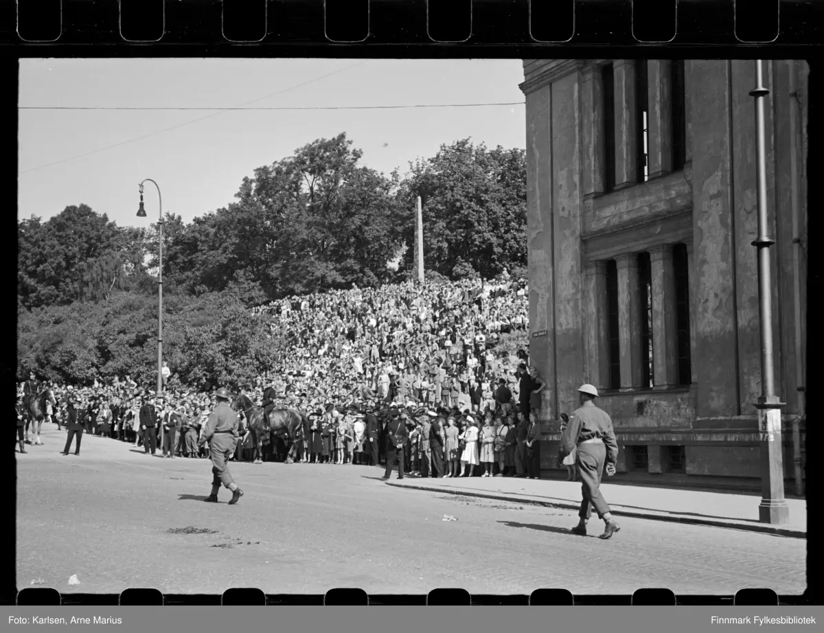 Britiske soldater marsjerer i parade på de alliertes dag den 30. juni 1945 (The Allied Forces day)

I bakgrunnen kan man se flere titalls tilskuere 