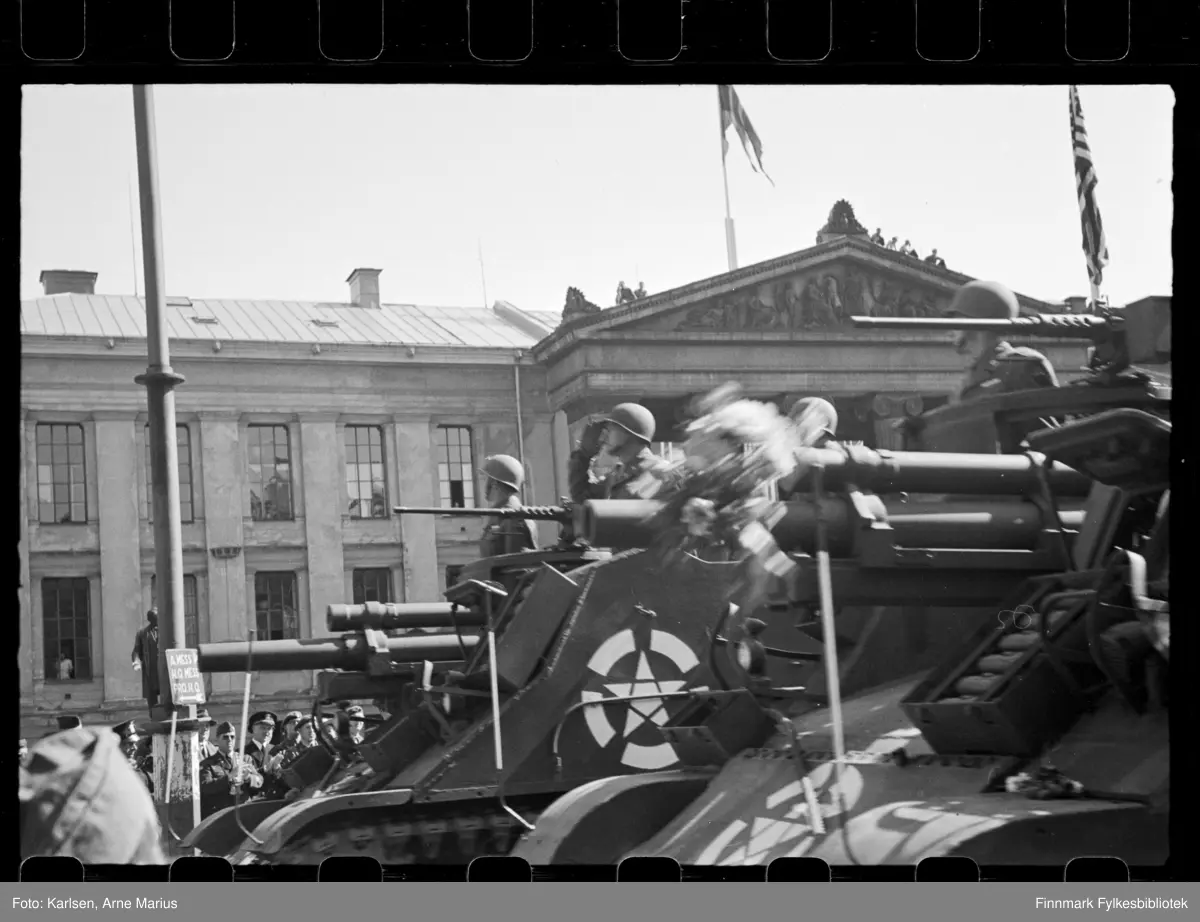 Amerikanske soldater kjører militære kjøretøy som kan ligne på det selvdrevne artilleriet M7 Priest på de alliertes dag den 30. juni 1945 (The Allied Forces day)

I bakgrunnen kan man se universitetsplassen 