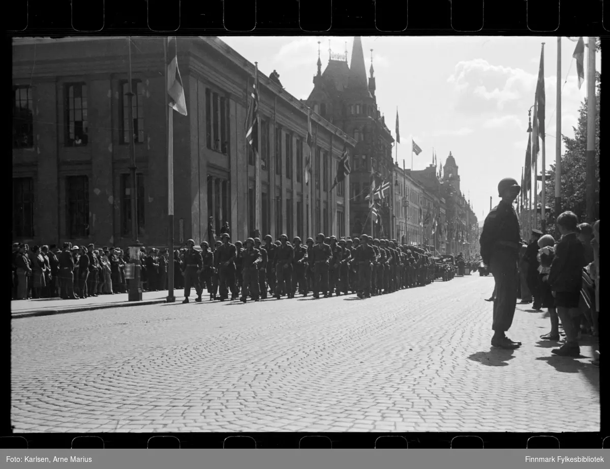 Amerikanske soldater deltar i parade på de alliertes dag den 30. juni 1945 (The Allied Forces day) 