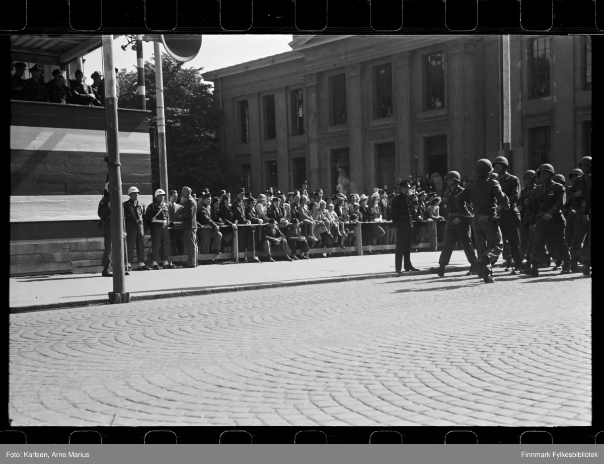 Amerikanske soldater kjører militære kjøretøy som kan ligne på det selvdrevne artilleriet M7 Priest på de alliertes dag den 30. juni 1945 (The Allied Forces day)