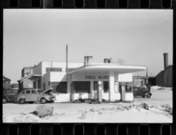 Foto av Shell Oljer bensinstasjon i Kirkenes.

I foto kan ma