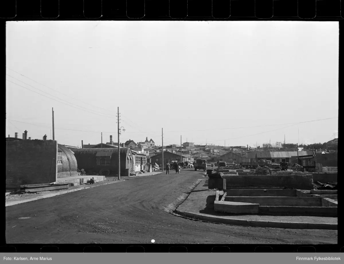 Foto av Kirkenes dr. Wesselsgate etter krigen. Trolig på slutten av 1940-tallet. Se historikk 